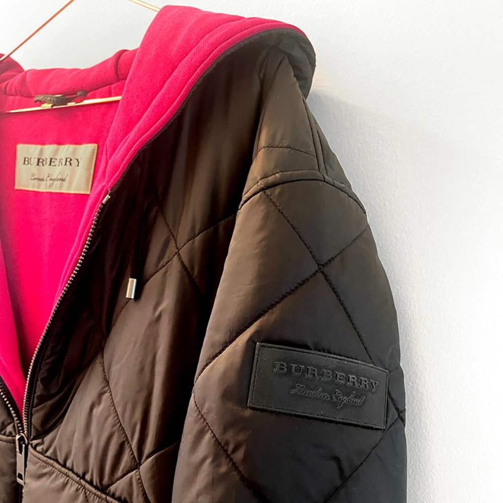 Burberry Tyneham Lined Quilted Jacket with a Pop of Pink – Size Medium
